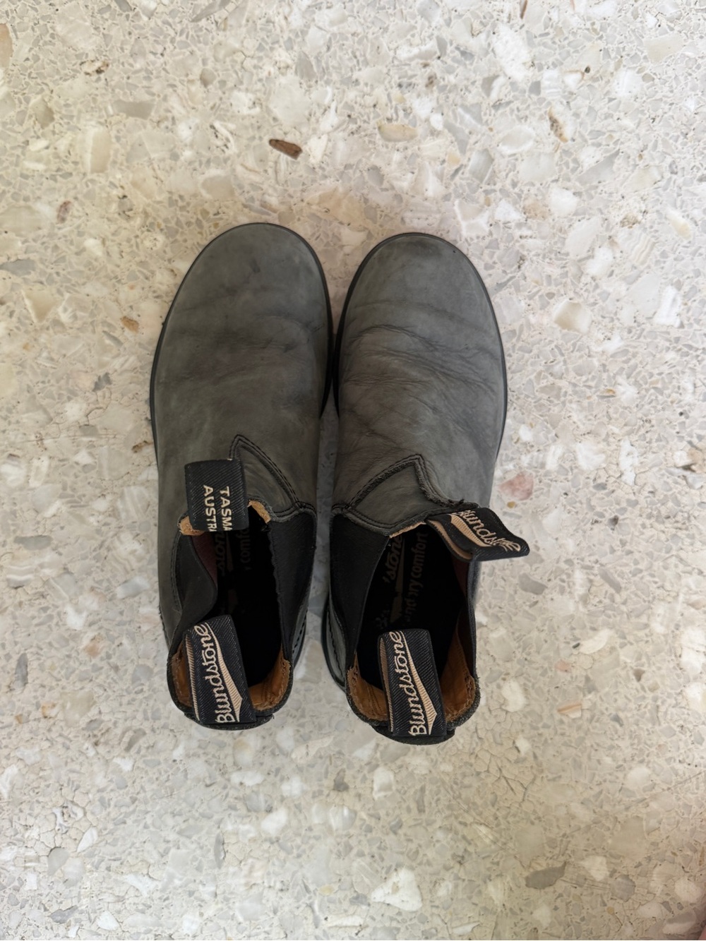 Blundstone Chelsea Boots in Dark Gray with Black Elastic - Picture 2 of 3